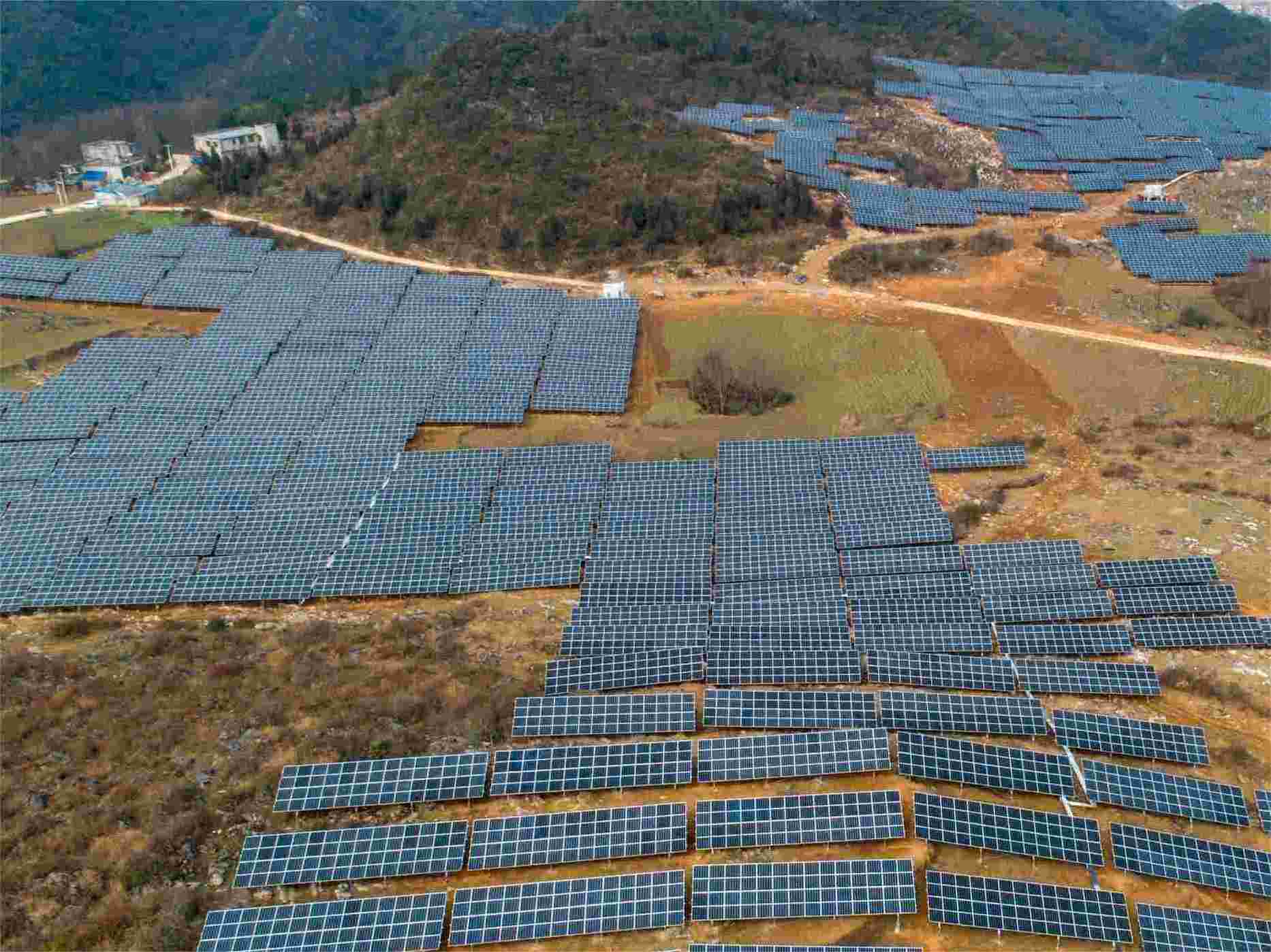 مشروع متصل بشبكة شمسية بقدرة 16 ميجاوات في الجبال (قويتشو ، الصين)