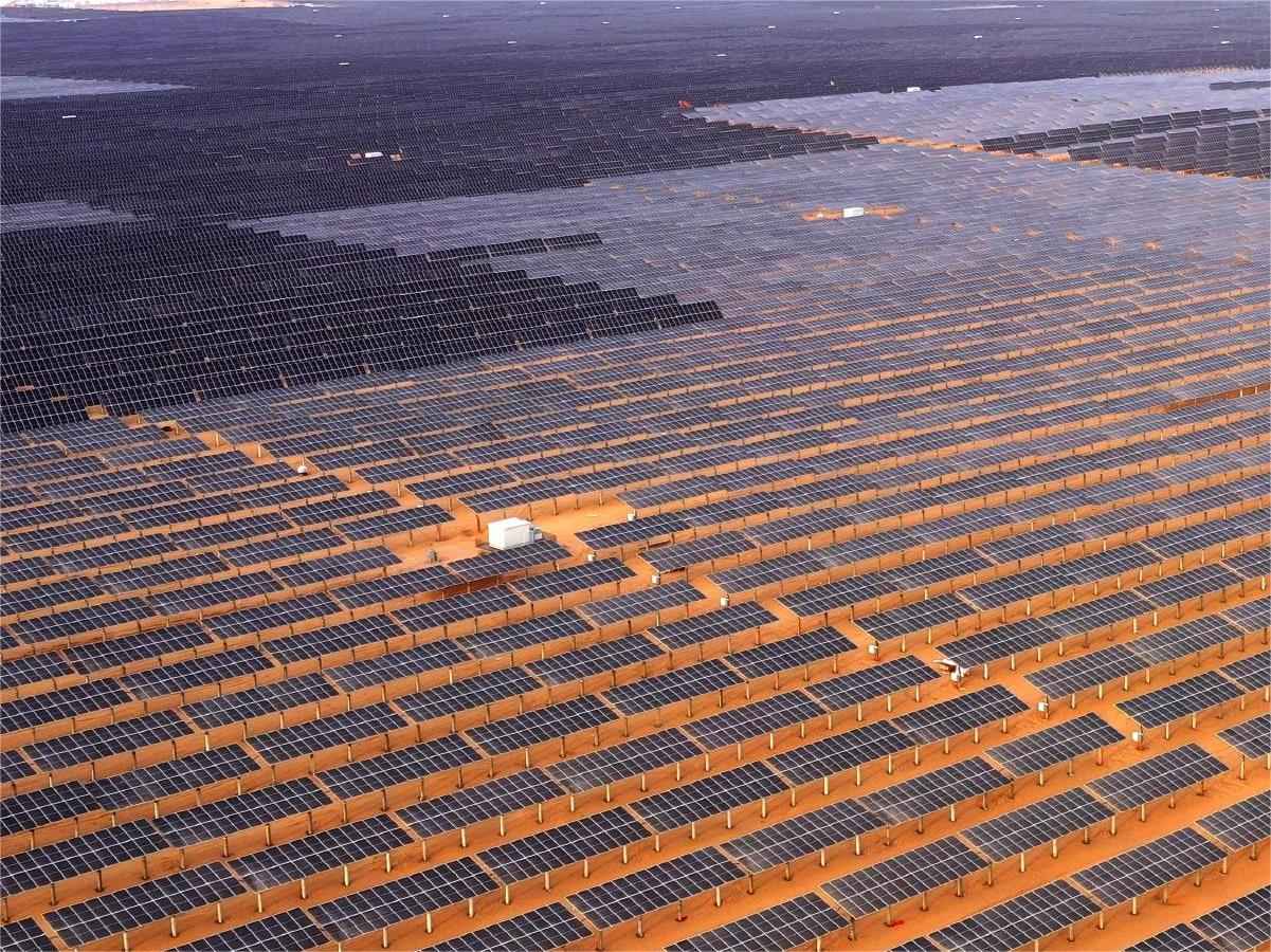 مشروع طاقة شمسية متصل بالشبكة بقدرة 45 ميجاوات في منطقة صحراوية (نينغشيا ، الصين)